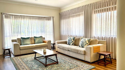 Perfect North Brisbane Retreat 4 Bed - Queensland Tourism 2