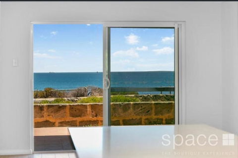 Perfect Oceanfront Cottesloe Apartment - QLD Tourism 2