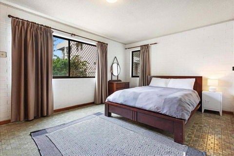 PET FRIENDLY & Super Central Retro Beach Pad! - QLD Tourism 0