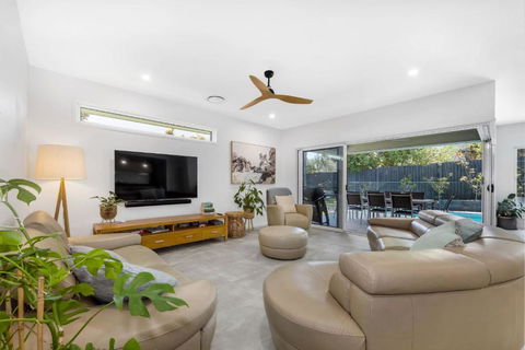 Pet Friendly Holiday Home With Pool On Alex - Queensland Tourism 2