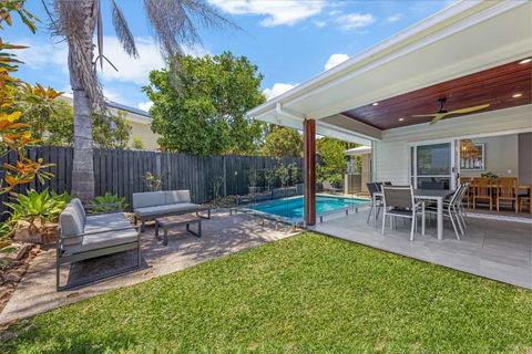 Pet Friendly Holiday Home With Pool On Alex - Queensland Tourism 3