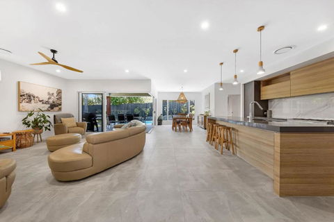 Pet Friendly Holiday Home With Pool On Alex - Queensland Tourism 0