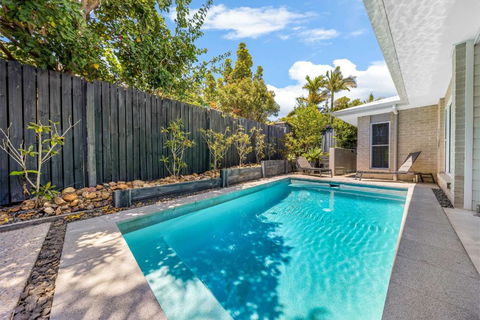 Pet Friendly Holiday Home With Pool On Alex - Queensland Tourism 1