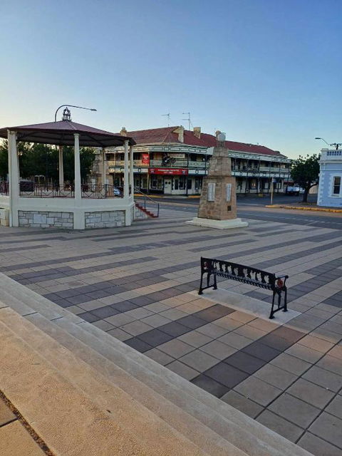 PETERBOROUGH HOTEL - QLD Tourism 1