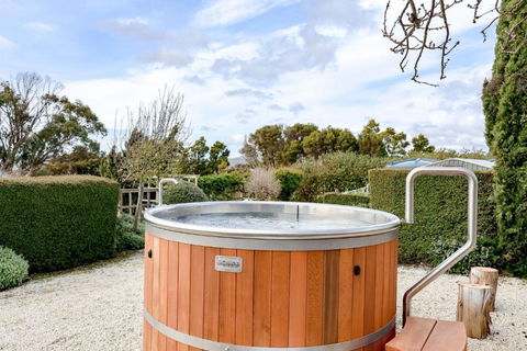 Petite Chateau Waterfront Chateau With Hot Tub - Queensland Tourism 3