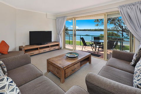 PICNIC7- PICTURE PERFECT PICNIC POINT - QLD Tourism 0
