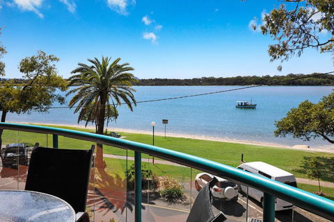 PICNIC7- PICTURE PERFECT PICNIC POINT - QLD Tourism 1