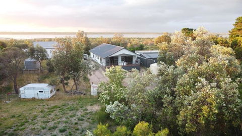 PIECE OF PARADISE, Huge 4 Bedroom Haven - QLD Tourism 3