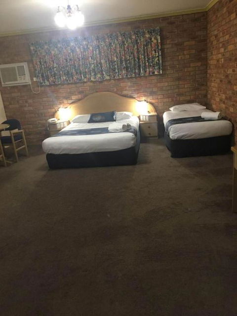 Pines Country Club Motor Inn - Queensland Tourism 3