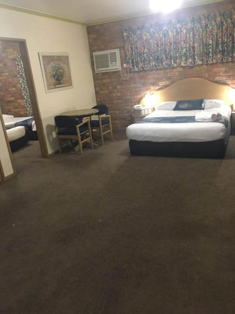 Pines Country Club Motor Inn - Queensland Tourism 2