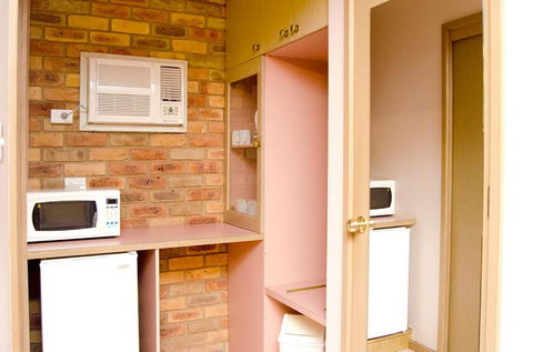 Pines Country Club Motor Inn - Queensland Tourism 1