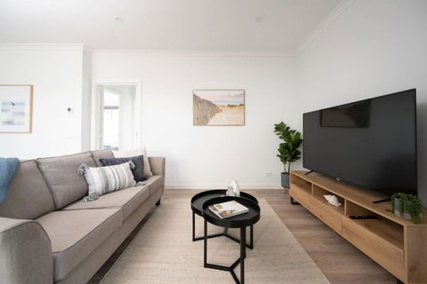 PIPER Modern Home Walk To Beach Shops Parks - QLD Tourism 1