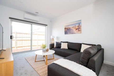 PIPER Modern Home Walk To Beach Shops Parks - QLD Tourism 3