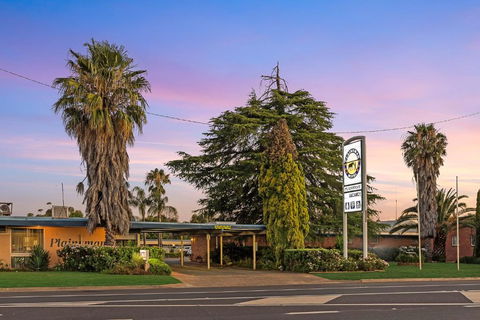 Plainsman Motel - Queensland Tourism 1