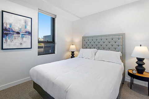 Polished 2-Bed Apartment With Gorgeous City Views - Queensland Tourism 1