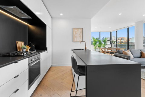 Polished 2-Bed Apartment With Gorgeous City Views - Queensland Tourism 2