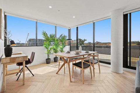 Polished 2-Bed Apartment With Gorgeous City Views - Queensland Tourism 3