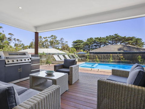 Pool And Spa - 300m Walk To Beach - QLD Tourism 1