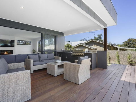 Pool And Spa - 300m Walk To Beach - QLD Tourism 2