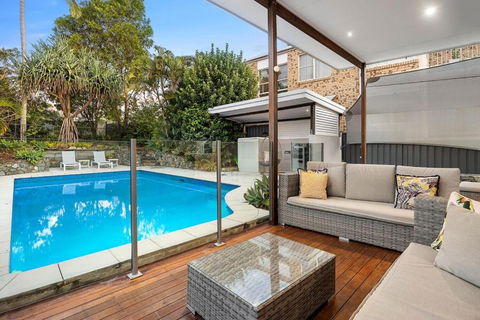 Pool Side Luxury Pet Friendly - Walk To The Beach - Queensland Tourism 1