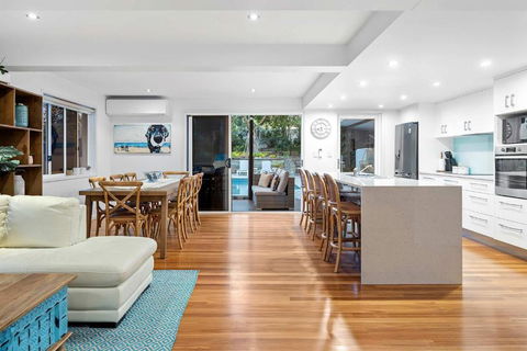 Pool Side Luxury Pet Friendly - Walk To The Beach - Queensland Tourism 2