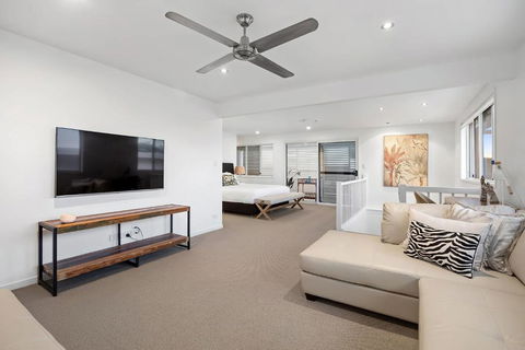 Pool Side Luxury Pet Friendly - Walk To The Beach - Queensland Tourism 3