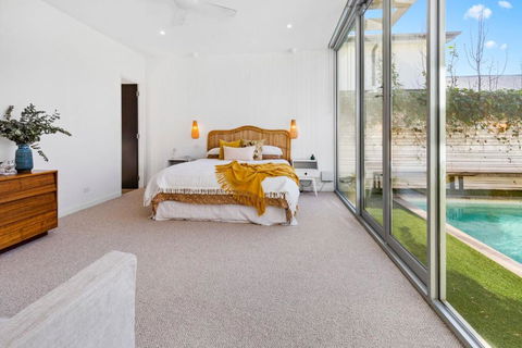 Poolside Paradise Mount Eliza - Queensland Tourism 3