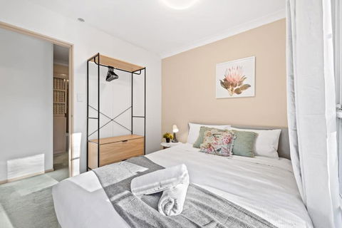 Quaint Queen Room In Pymble - Private Spot - Shared Bathroom - QLD Tourism 0