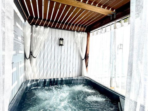 Private Outdoor Spa, Fire Pit - THE RETREAT COOLUM BEACH - QLD Tourism 3