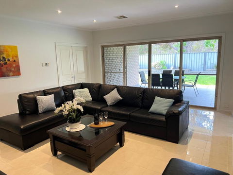 Premium Barossa Getaway - QLD Tourism 1