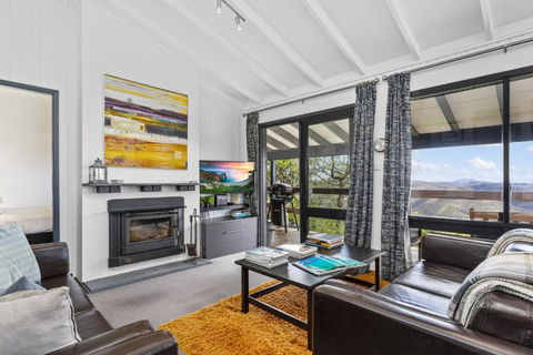 Pristine Mountain Retreat With Expansive Views - QLD Tourism 0