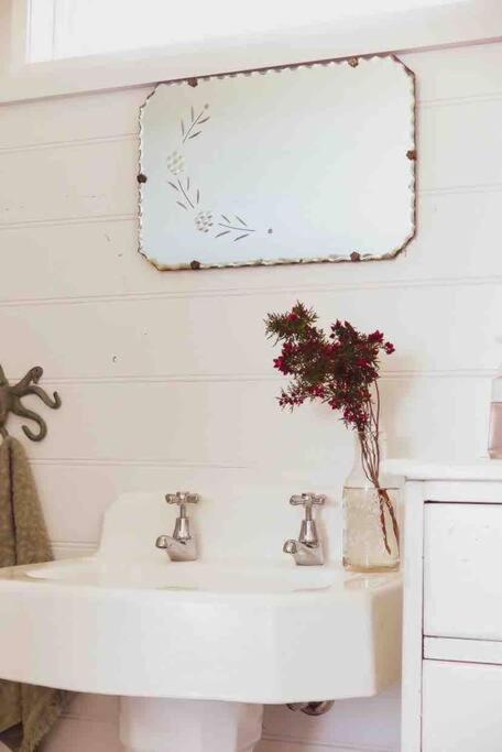 Quaint And Intimate 1-bed Seaside Cottage - QLD Tourism 3