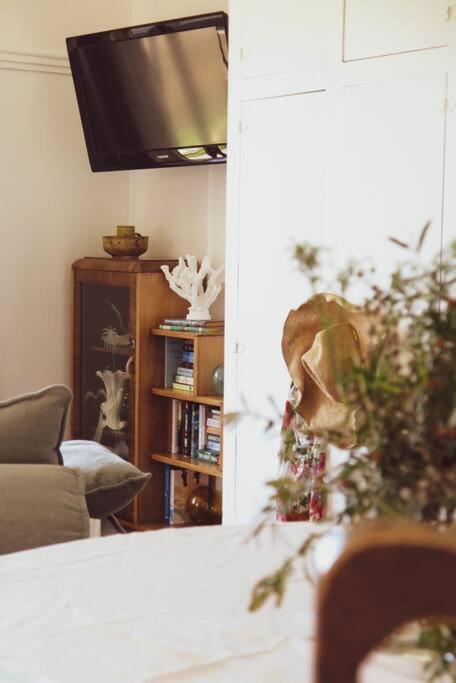 Quaint And Intimate 1-bed Seaside Cottage - QLD Tourism 1