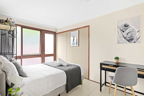 Quaint Double Room - Private Spot At Milperra - Shared Bathroom - Queensland Tourism 3