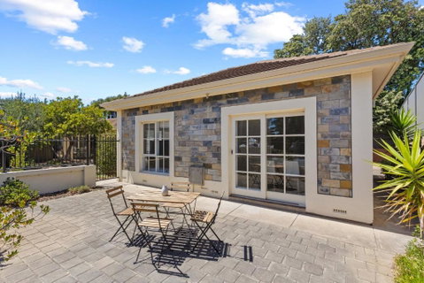Quiet 2-Bed Retreat With Private Courtyard - QLD Tourism 3