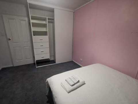 Quiet Room With Off Street Parking In Hobart - QLD Tourism 0