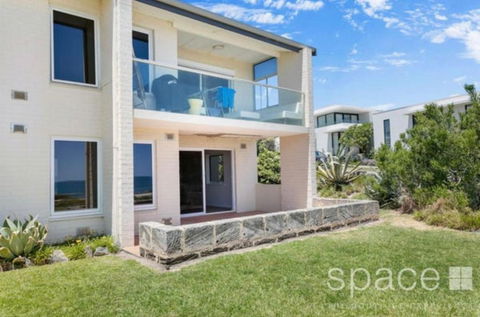 Quintessential Oceanview Apartment In Cottesloe - QLD Tourism 3
