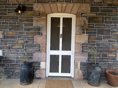 Randell Cottage - Adelaide Hills - Cosy Rustic Hideaway - QLD Tourism 3