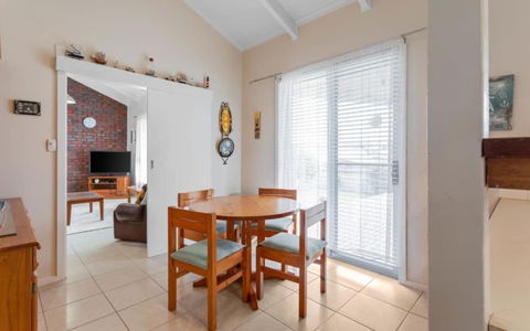 Ratties Residence 6 Carnegie St Port Ellliot - No Linen Included - QLD Tourism 3