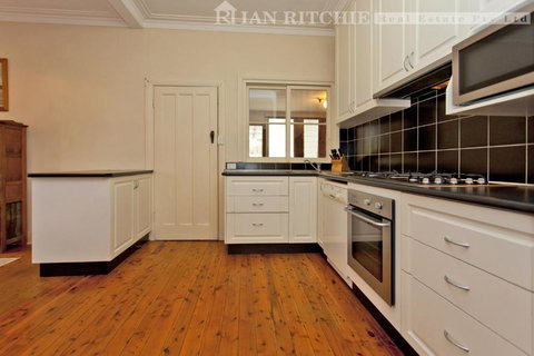 Red Brick Beauty - Central Cottage - Queensland Tourism 1