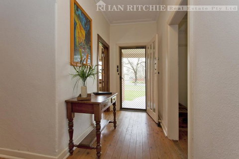 Red Brick Beauty - Central Cottage - Queensland Tourism 3