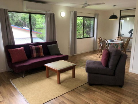 Red Door Cottage - QLD Tourism 2