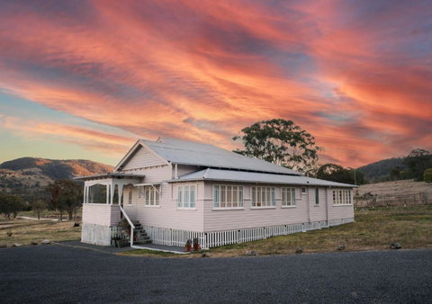 Pretty Pink Queenslander With Spectacular Views! - QLD Tourism 0