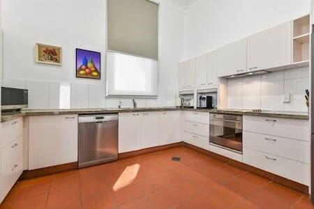 Aston On Church - Luxury Accommodation - Queensland Tourism 3