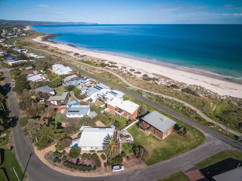 At The Beach - 54 Elizabeth Crescent - Queensland Tourism 0