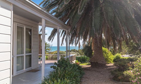 At The Beach - 54 Elizabeth Crescent - Queensland Tourism 2