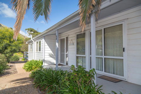 At The Beach - 54 Elizabeth Crescent - Queensland Tourism 3