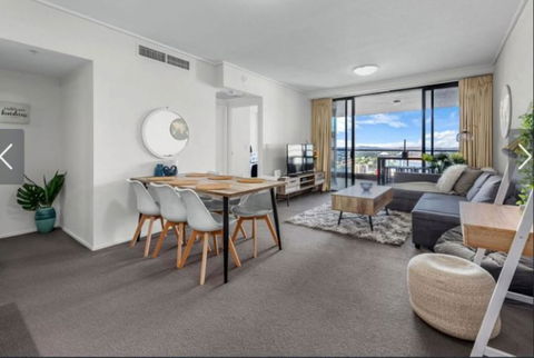 AU1 - Long Stay W Balcony RiverViews Fast WiFi - QLD Tourism 1