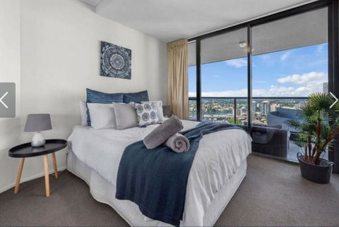 AU1 - Long Stay W Balcony RiverViews Fast WiFi - QLD Tourism 3