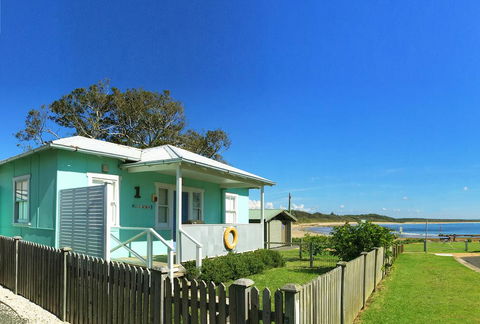 Aurora Beachfront Cottage - QLD Tourism 0